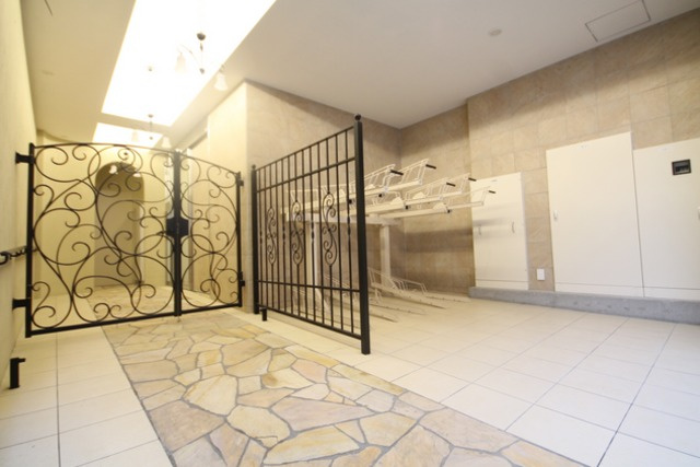 港区赤坂８丁目の賃貸マンションのエントランス