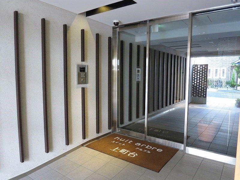 huit arbre上町台のエントランス