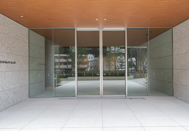 白金ザ・スカイ東棟のエントランス