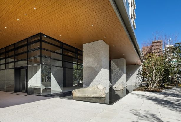 白金ザ・スカイ東棟のエントランス