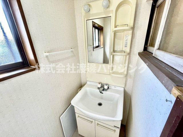 金田町3丁目貸家の洗面所