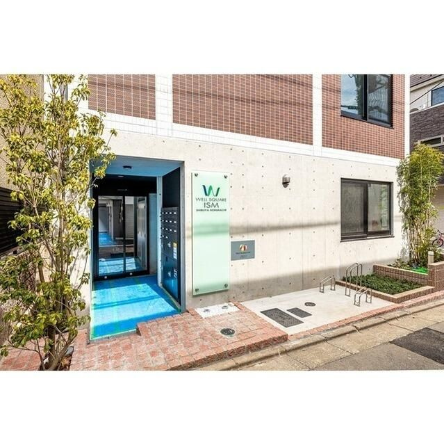 ウェルスクエアイズム渋谷本町のエントランス