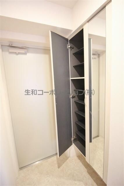 イルミナーレ学大の玄関