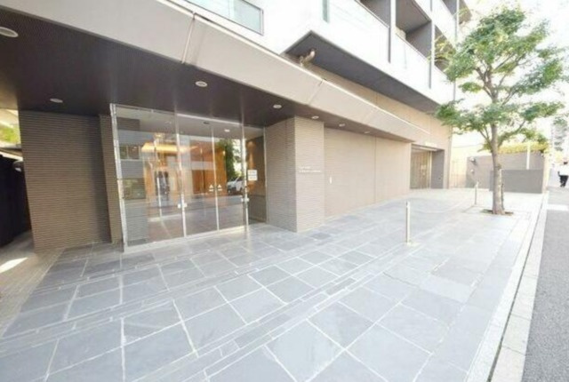 新宿区市谷砂土原町２丁目の賃貸マンションのエントランス