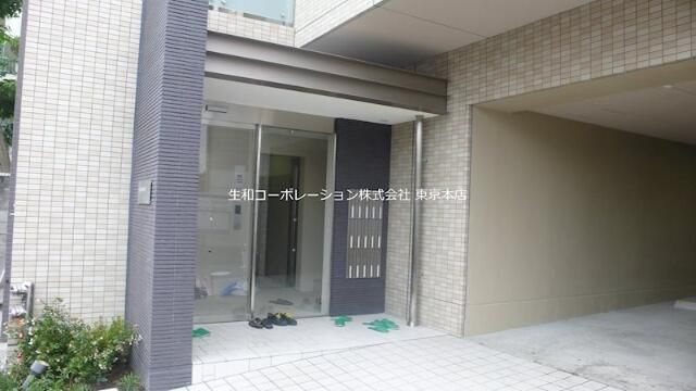 アルブル代々木八幡のエントランス