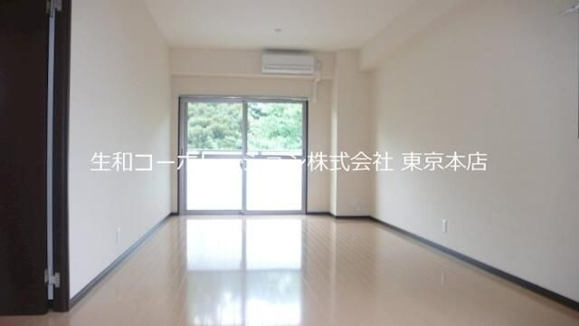 アルブル代々木八幡の居間・リビング