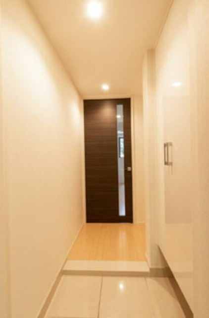 港区三田２丁目の賃貸マンションの玄関