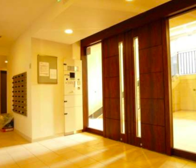 港区三田２丁目の賃貸マンションのエントランス