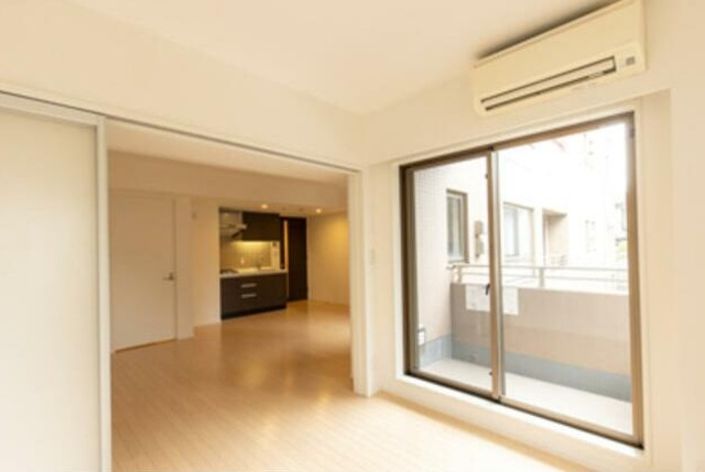 港区三田２丁目の賃貸マンションの居間・リビング