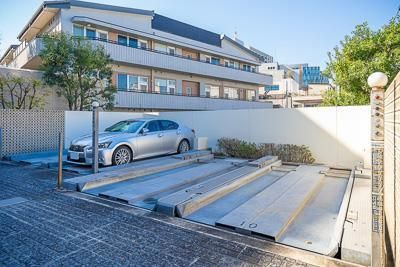 ル・シヤージュ神宮前の駐車場