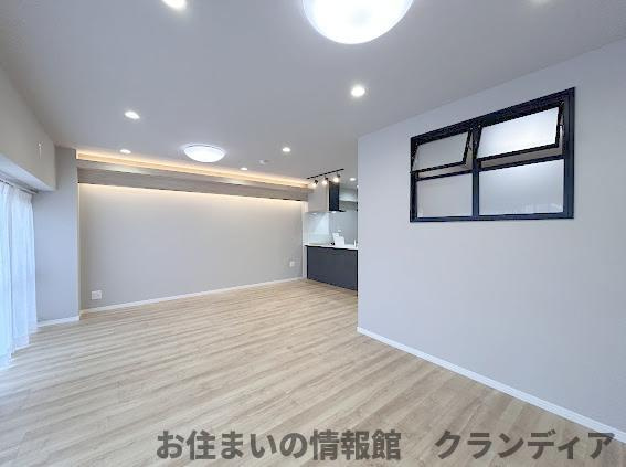 草加ガーデンハイツA棟の居間・リビング|ドキドキの新生活も、安心してスタート。ぴったりの住まいを見つけませんか？クランディアが一緒に住まい選びをサポートします‼　まずは、お気軽にお問合せください　＃クランディア