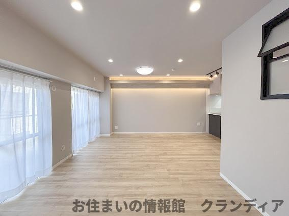 草加ガーデンハイツA棟の居間・リビング|ドキドキの新生活も、安心してスタート。ぴったりの住まいを見つけませんか？クランディアが一緒に住まい選びをサポートします‼　まずは、お気軽にお問合せください　＃クランディア