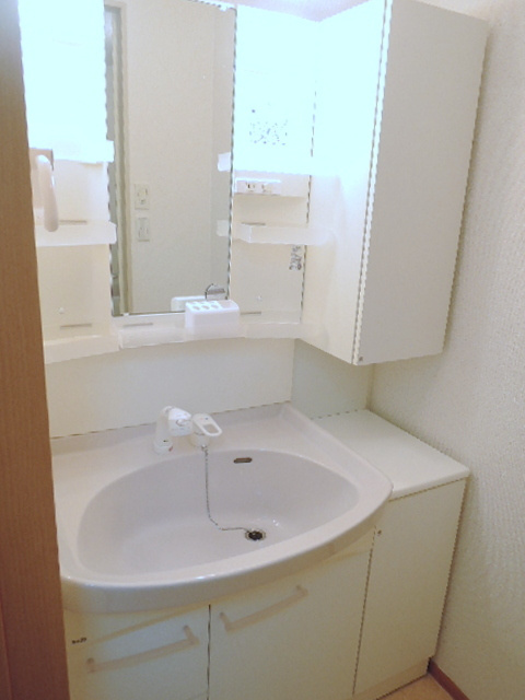 テラス桐ヶ谷の洗面所|シャンドレ付き独立洗面化粧台♪