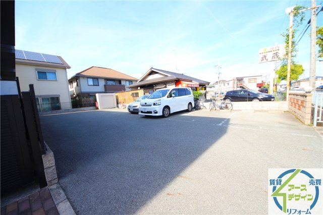 ハイネス野添南の駐車場