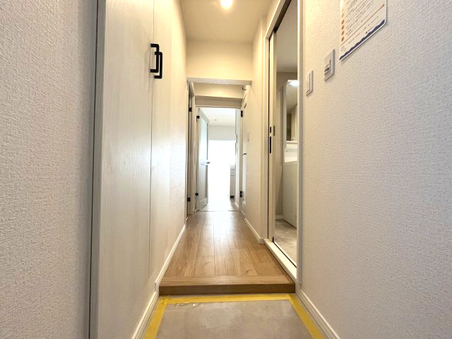 戸部グランドハイツA棟の玄関|おしゃれで温かみのあるデザインの玄関。