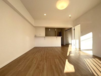 【居間・リビング】 | 戸部グランドハイツA棟 | 陽当たりが心地の良いリビング空間です。