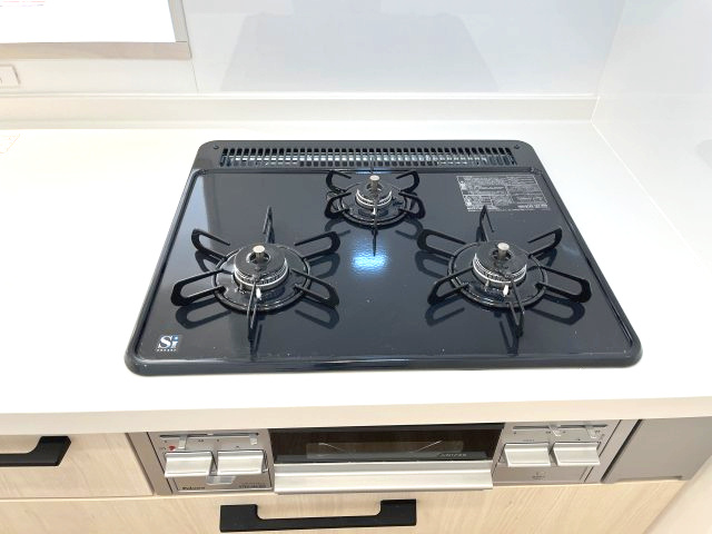 戸部グランドハイツA棟のキッチン|広々とした調理スペースと三口コンロで、快適にお料理を楽しめます。