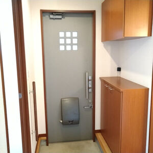 春日井市中野町２丁目のアパートの玄関