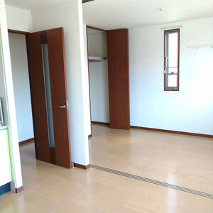 春日井市中野町２丁目のアパートの居間・リビング