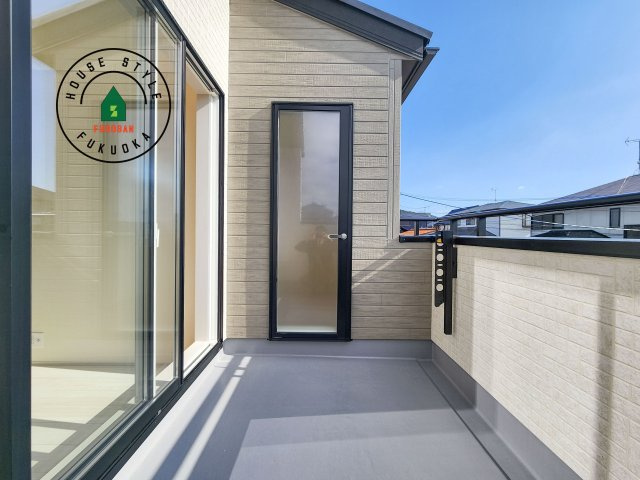 福岡市東区青葉6丁目第2-2棟（1号棟）の外観：施工例|風をしっかりと感じられるバルコニーでは、毎日が洗濯日和です。広々としているので洗濯も楽しくなるでしょうし、気分転換にバルコニーからの眺めを楽しむのもいいでしょう。