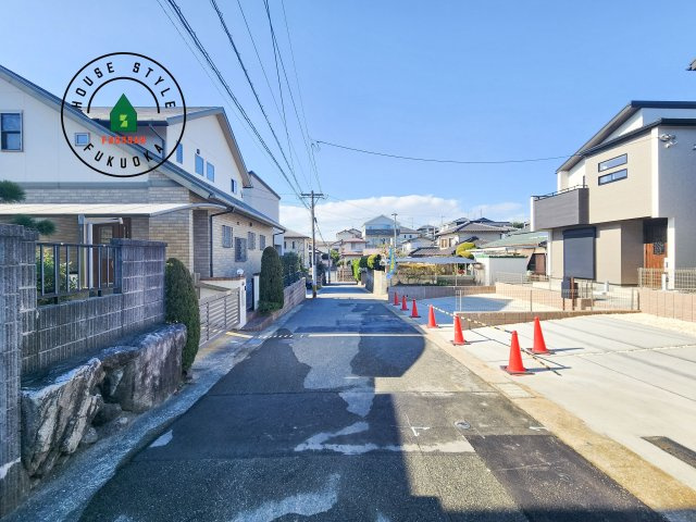 福岡市東区青葉6丁目第2-2棟（1号棟）の前面道路含む現地写真|前面道路は閑静な住宅地をはしる車通りの少ない道路。お車の出し入れが苦手なママや小さなお子様にも安心ですね。しっかり舗装もされているので、ベビーカーや自転車で通っても快適に通行できます。前面道路です。