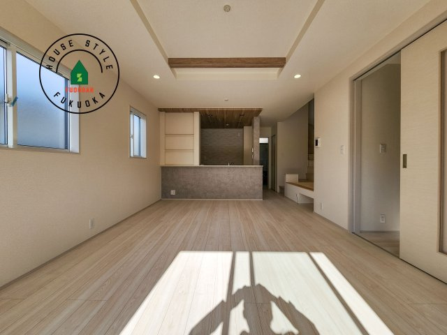 福岡市東区青葉6丁目第2-2棟（1号棟）の内観：施工例|キッチンからリビングをしっかり確認できます。家族の笑顔があふれる空間になりそうですね。