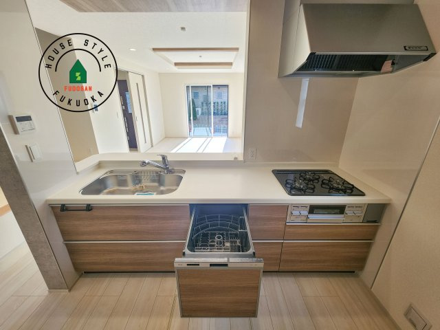 福岡市東区青葉6丁目第2-2棟（1号棟）の内観：施工例|ご家族を近くに感じられる対面キッチンのLDK。会話もはずみそうですね。