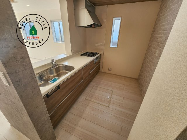 福岡市東区青葉6丁目第2-2棟（1号棟）の内観：施工例|ダイニングテーブルへの配膳がラクラク、お料理はかどるカウンター付きシステムキッチン！