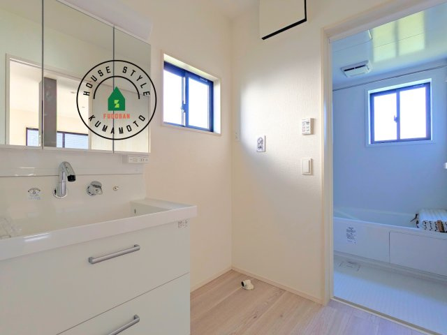 熊本市東区花立5丁目第1-2棟(1号棟)の内観：施工例|ゆとりの洗面スペースで朝の身支度もスムーズに。暮らしを快適に変えるシャワー付洗面台です！