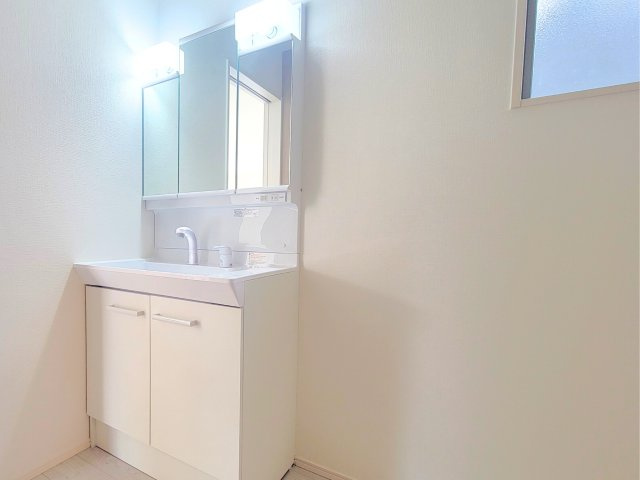 熊本市東区花立5丁目第1-2棟(1号棟)の内観：施工例|毎日使うものだから清潔な空間を保ちたい水回り。洗面にはそんな願いを解消させてくれる収納アイデアが満載です。三面鏡の裏側にはキャビネットが現れ小物から背の高い物まで収納できます。