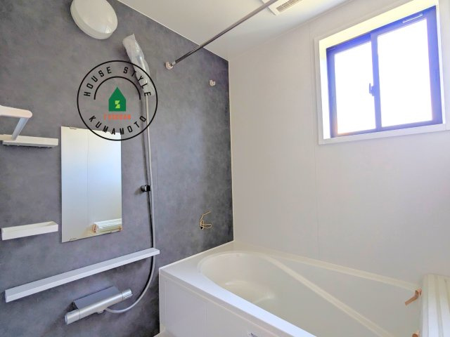 熊本市東区花立5丁目第1-2棟(1号棟)の内観：施工例|ウ窓もあるので換気も安心ですね。同社仕様。1日の疲れを癒してくれる広々バスルーム。雨の日のお洗濯にも大活躍な浴室乾燥機付です！