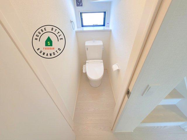 熊本市東区花立5丁目第1-2棟(1号棟)の内観：施工例|温水洗浄便座を完備しております。2ヶ所にトイレがあるのは朝の慌ただしい時間も安心です。