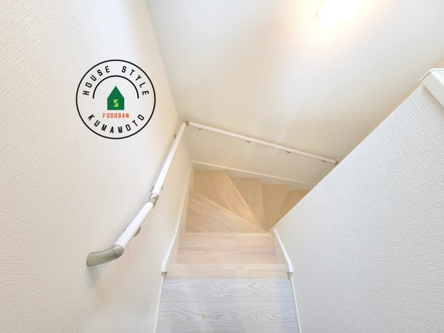 熊本市東区花立5丁目第1-2棟(1号棟)の内観：施工例|階段からも明るい光が入ります。採光や通風も階段の重要な役割です。