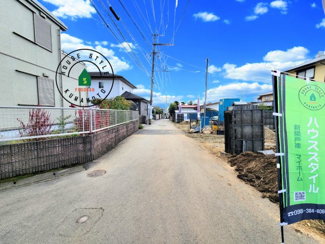 熊本市東区花立5丁目第1-2棟(1号棟)の前面道路含む現地写真|前面道路は閑静な住宅地をはしる車通りの少ない道路。お車の出し入れが苦手なママや小さなお子様にも安心ですね。しっかり舗装もされているので、ベビーカーや自転車で通っても快適に通行できます。