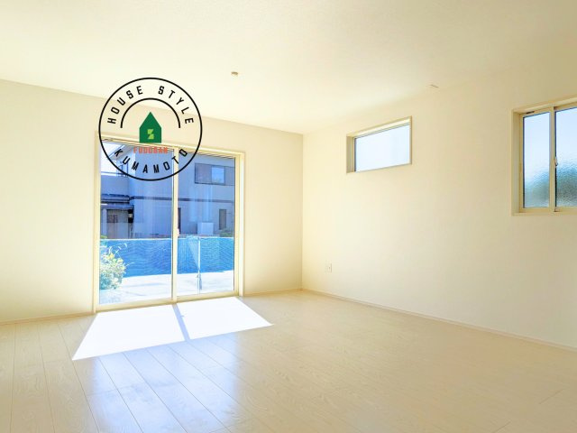 熊本市東区花立5丁目第1-2棟(1号棟)の内観：施工例|ご家族を近くに感じられる対面キッチンのLDK。会話もはずみそうですね。