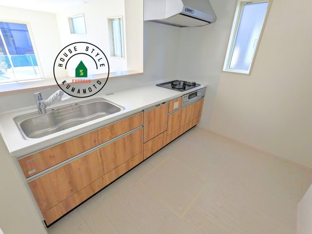 熊本市東区花立5丁目第1-2棟(1号棟)の内観：施工例|ご家族を近くに感じられる対面キッチンのLDK。会話もはずみそうですね。