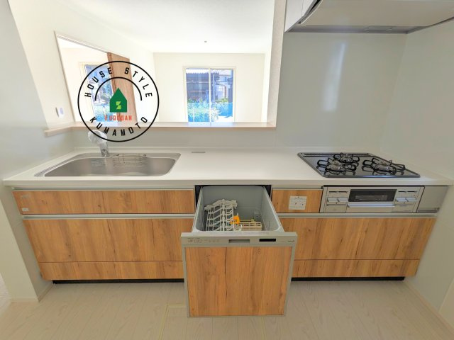 熊本市東区花立5丁目第1-2棟(1号棟)の内観：施工例|ダイニングテーブルへの配膳がラクラク、お料理はかどるカウンター付きシステムキッチン！