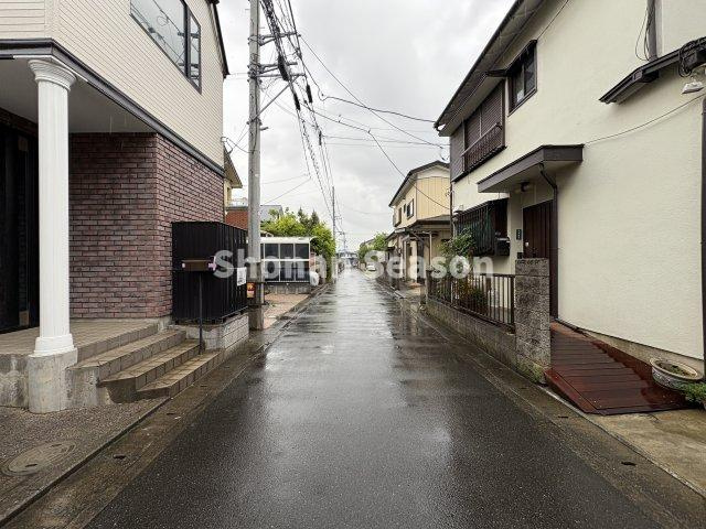 【周辺】 | 小学校近く、コンビニ（徒歩３分）生活利便性に優れたロケーション！　
閑静な住宅街にございます♪
