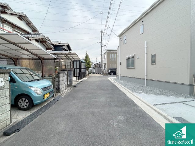5(土)6(日)現地見学可能！◆堺市美原区平尾　全4邸の前面道路含む現地写真|周辺は閑静な住宅街！前面道路広々で車の出し入れも便利です。駐車が苦手な方でも安心して車庫入れできます！