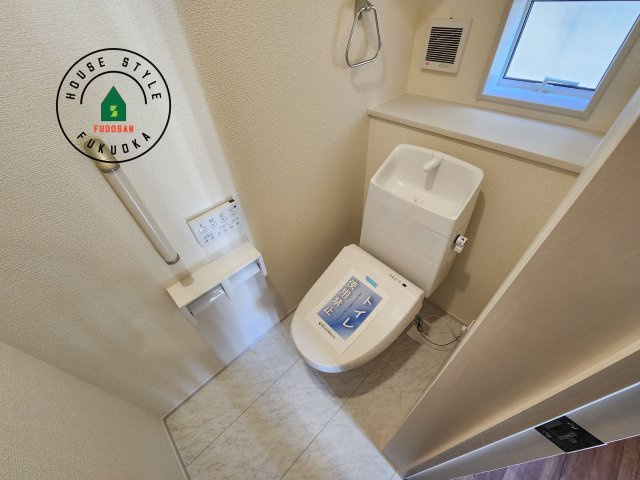 福岡市東区青葉6丁目第2-2棟（2号棟）の内観：施工例|温水洗浄便座を完備しております。2ヶ所にトイレがあるのは朝の慌ただしい時間も安心です。