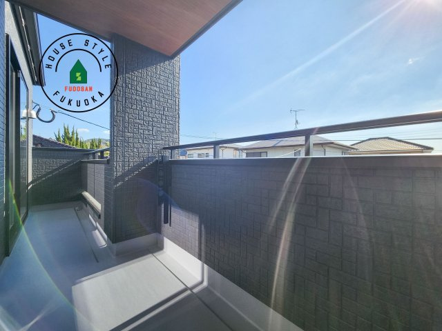 福岡市東区青葉6丁目第2-2棟（2号棟）の外観：施工例|風をしっかりと感じられるバルコニーでは、毎日が洗濯日和です。広々としているので洗濯も楽しくなるでしょうし、気分転換にバルコニーからの眺めを楽しむのもいいでしょう。