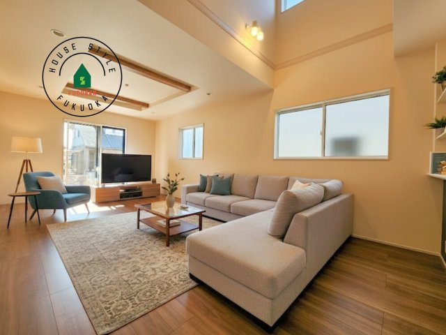 福岡市東区青葉6丁目第2-2棟（2号棟）の内観：施工例|明るく開放的なリビングダイニングは豊かな陽光が注ぎ込み、やすらぎの空間を演出してくれます。ご家族で楽しいひとときをお過ごし下さい。※家具はCGを合成したものです。