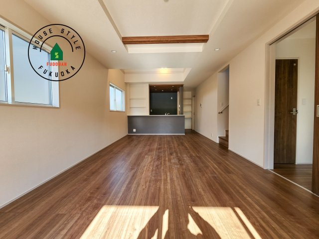 福岡市東区青葉6丁目第2-2棟（2号棟）の内観：施工例|キッチンからリビングをしっかり確認できます。家族の笑顔があふれる空間になりそうですね。