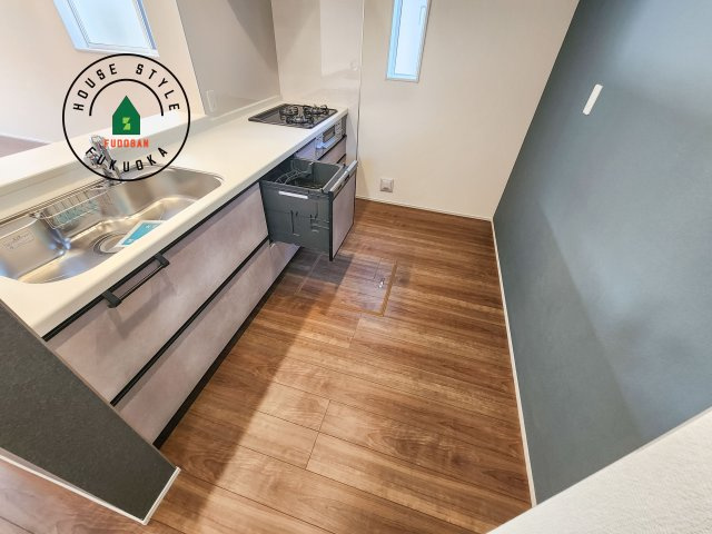 福岡市東区青葉6丁目第2-2棟（2号棟）の内観：施工例|ダイニングテーブルへの配膳がラクラク、お料理はかどるカウンター付きシステムキッチン！