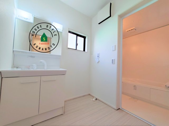 熊本市東区花立5丁目第1-2棟(2号棟)の内観：施工例|ゆとりの洗面スペースで朝の身支度もスムーズに。暮らしを快適に変えるシャワー付洗面台です！