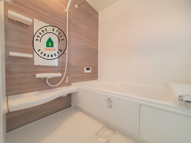熊本市東区花立5丁目第1-2棟(2号棟)の内観：施工例|ウ窓もあるので換気も安心ですね。同社仕様。1日の疲れを癒してくれる広々バスルーム。雨の日のお洗濯にも大活躍な浴室乾燥機付です！