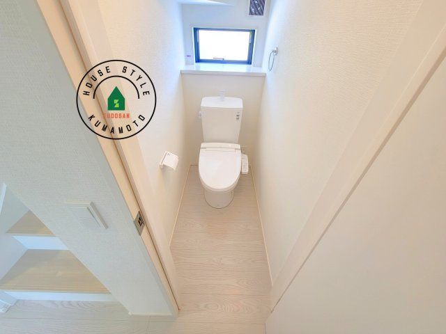 熊本市東区花立5丁目第1-2棟(2号棟)の内観：施工例|温水洗浄便座を完備しております。2ヶ所にトイレがあるのは朝の慌ただしい時間も安心です。