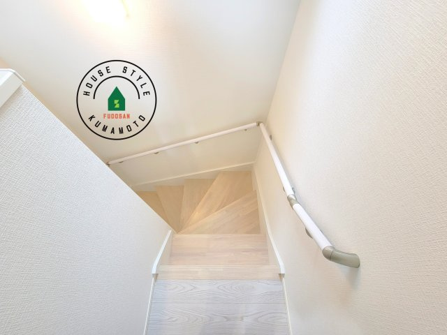 熊本市東区花立5丁目第1-2棟(2号棟)の内観：施工例|階段からも明るい光が入ります。採光や通風も階段の重要な役割です。