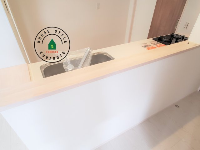 熊本市東区花立5丁目第1-2棟(2号棟)の内観：施工例|キッチンから立ち込める香りが今日の料理を期待させます。