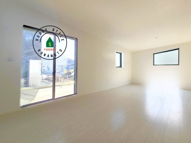 熊本市東区花立5丁目第1-2棟(2号棟)の内観：施工例|ご家族を近くに感じられる対面キッチンのLDK。会話もはずみそうですね。